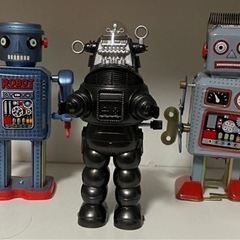 ロボット3体。左と中央は復刻版。右は最近販売された品。