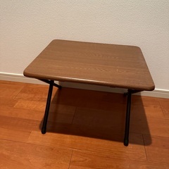 小さな多目的テーブルです。折り畳み式です。5/30取りに来られる...