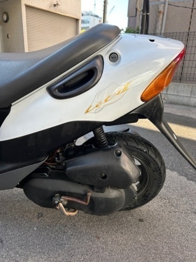 スズキ レッツ2 タイヤ山あり 傷割れなし 超美品  原付 バッテリープラグ新品 スズキ レッツ2 タイヤ山あり 傷割れなし 超美品 原付 バッテリー