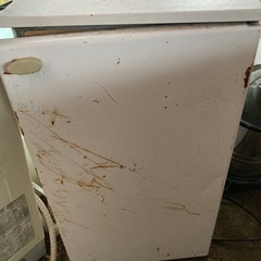 冷蔵庫　古いものですが直せる方や部品取りにいかがですか