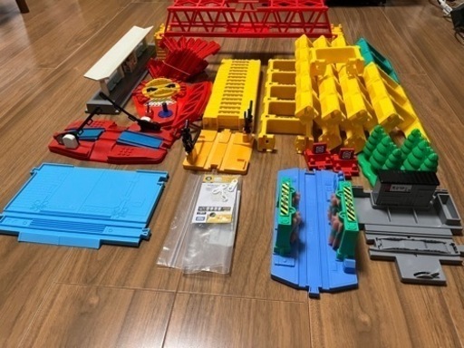 ＜千川駅出口または改札で引き渡し＞プラレール レール各種85本、鉄橋、駅舎、信号機、トンネル、橋脚、湘南新宿ライン(完動品)＋おまけ 千川駅出口または改札で引き渡し＞プラレール レール各種85本、鉄橋