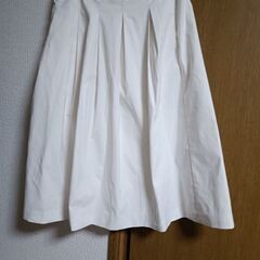 ユニクロ白スカート