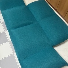 ブルーの大きめソファ