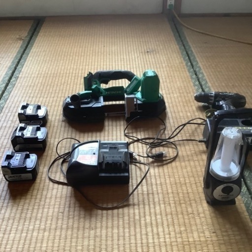 HITACHI バッテリー式バンドソー、ランタン