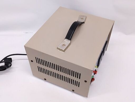 ジャンク扱い 通電のみ確認 Akari 変圧器 AVR-SVC1500 調整器 トランス