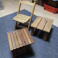 木製の折りたたみ椅子２個と踏み台