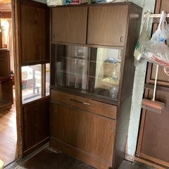 古い食器棚