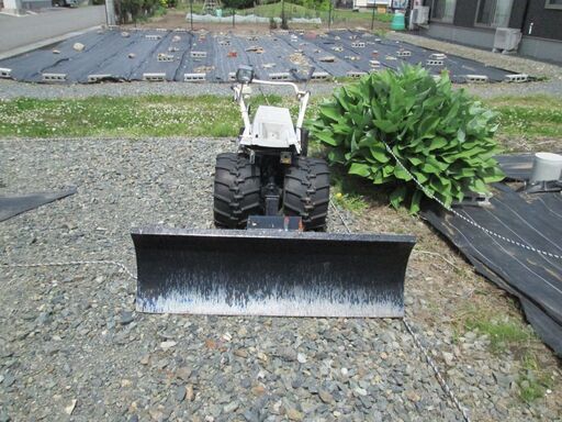 雪対策用にバインダーを改造した除雪機です. 雪対策用にバインダーを改造した除雪機です.
