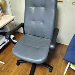 オフィスチェア　ハイバックタイプ　肘置き付き　重役椅子