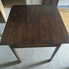木製の食卓テーブル