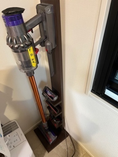 Dyson Cyclone V10 Fluffy と置棚