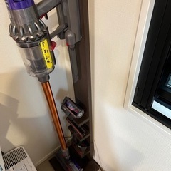 Dyson Cyclone V10 Fluffy と置棚