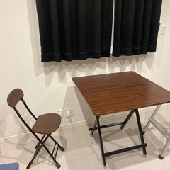 テーブル、椅子1つ