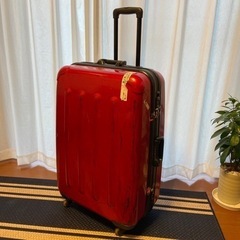 容量たっぷり　長旅も海外も　スーツケース　目立つレッド　キー2つ付き