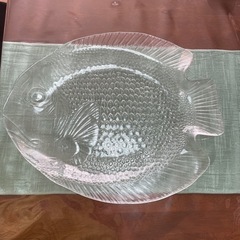 ガラス製大皿　魚の形