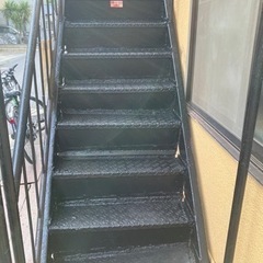階段の塗装手伝ってください