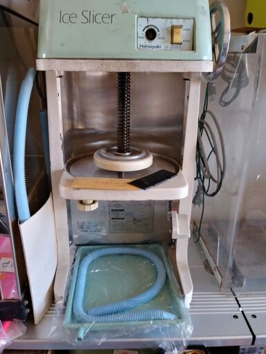 値下げ。格安中古 　電動アイススライサー・電動かき氷機・中部工機製ＨＦ２０００業務用、氷旗・替え刃新品１枚付き３点セット　　初雪ｗ　ｄ　ｈ　ｃｍ、電動大１００ｖ１５０ｗ、。コード補修点検済み、替え刃１枚付き、使用感多少。
