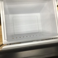 #F-2【ご来店頂ける方限定】Hisenseのミラーガラストップ2ドア冷凍冷蔵庫です