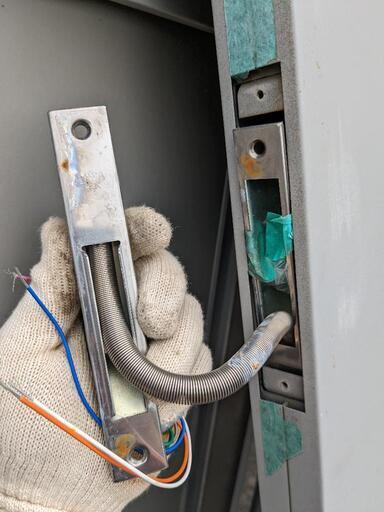スチール扉 丁番つき 通電金具 DIY 小屋 倉庫 物置などに