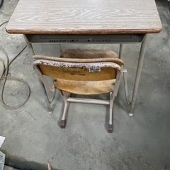 昔の学校の机椅子