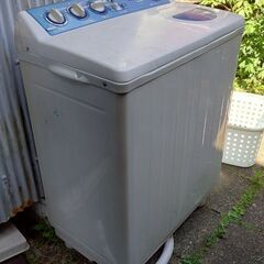 値下げしました　東芝の二層式洗濯機　まだ動きます。