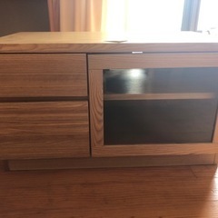 木製デザインのテレビ台