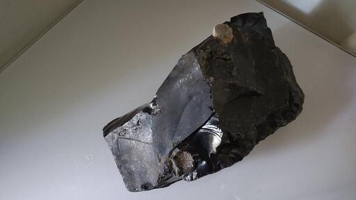 ⚫光沢のある御影石の原石  かたまり