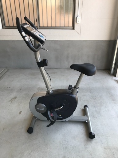 ベンチプレス 小売業者 バックエクステンションベンチ エアロバイク 