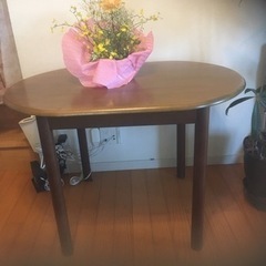 楕円形型のテーブル