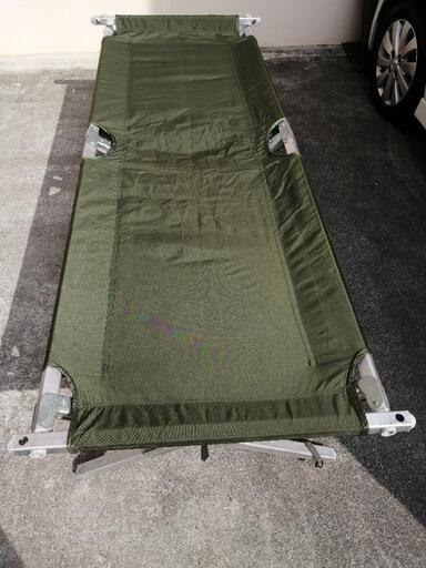 決まりました！軍の払い下げ 簡易ベッドです