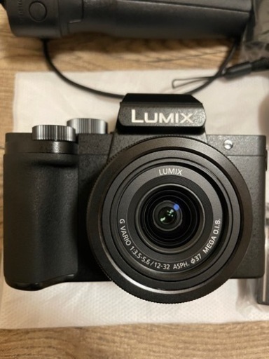 [ほぼ新品/極美品] LUMIX G100 VLOGミラーレス一眼カメラ Vキット（トライポッドグリップ付） ブラック DC-G100V-K