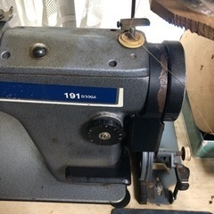 またまた値下げしました。大幅値下げしました。母が内職で使っていた、古い工業用シンガーミシンです。👖