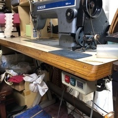 またまた値下げしました。大幅値下げしました。母が内職で使っていた、古い工業用シンガーミシンです。👖