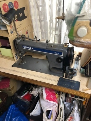 またまた値下げしました。大幅値下げしました。母が内職で使っていた、古い工業用シンガーミシンです。