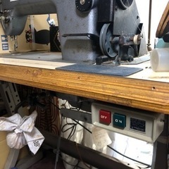 またまた値下げしました。大幅値下げしました。母が内職で使っていた、古い工業用シンガーミシンです。👖