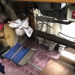 またまた値下げしました。大幅値下げしました。母が内職で使っていた、古い工業用シンガーミシンです。👖