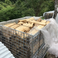 薪ストーブの薪　ナラ、クヌギ全て広葉樹です。現在残り８パレットです