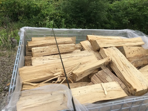 薪ストーブの薪 ナラ、クヌギ全て広葉樹です。現在残り8パレットです