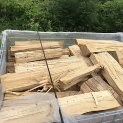 薪ストーブの薪　ナラ、クヌギ全て広葉樹です。現在残り８パレットです
