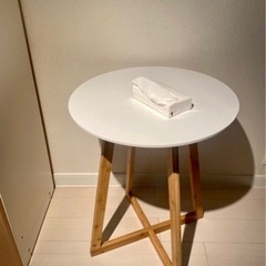 丸テーブル　ホワイト　白　カフェテーブル　IKEAの椅子付き