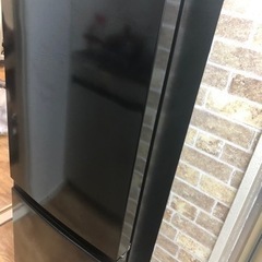 【一人暮らしサイズ】Hisenseの黒い2段冷蔵庫