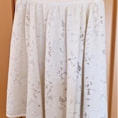 白いバラ柄のスカート/アクシーズファム