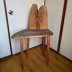ハンドメイドの木の椅子