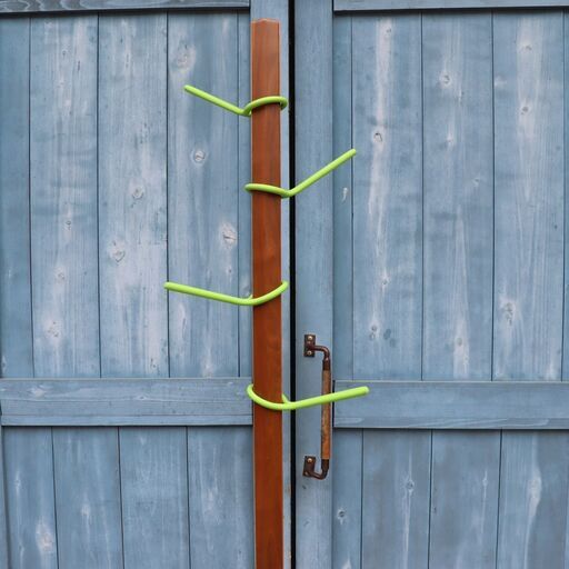 秋田木工のまるで樹木から新芽が出てきているような見た目のウォールナット材 ツリーハンガーです。ハンガー部分は自由に高さや数量、掛ける向きを調整できるため、便利なハンガーラックです。IDC大塚家具DE506