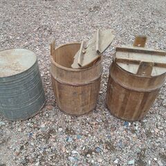 譲り先決まりました。こんなんもありました。木製水桶？