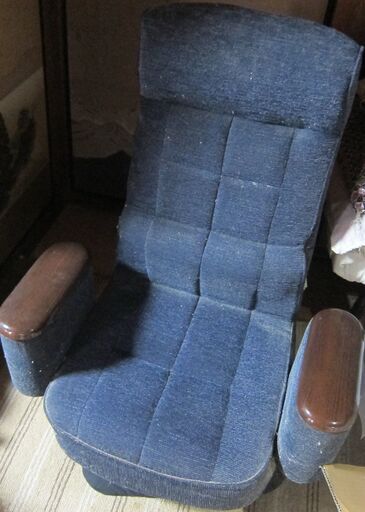 （J-550)　紺の座椅子(中古）*引取り限定(加古川市　鶴林寺前）