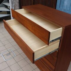 TAKANO MOKKOU(高野木工)のLECCE(レッチェ)ウォールナット材 6段ハイチェスト。シンプルなデザインが素材の魅力を引き立て、ウォールナット材は温もりのある落ち着いた印象を与える洋タンスDE518