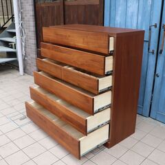 TAKANO MOKKOU(高野木工)のLECCE(レッチェ)ウォールナット材 6段ハイチェスト。シンプルなデザインが素材の魅力を引き立て、ウォールナット材は温もりのある落ち着いた印象を与える洋タンスDE518