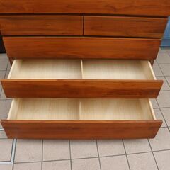 TAKANO MOKKOU(高野木工)のLECCE(レッチェ)ウォールナット材 6段ハイチェスト。シンプルなデザインが素材の魅力を引き立て、ウォールナット材は温もりのある落ち着いた印象を与える洋タンスDE518