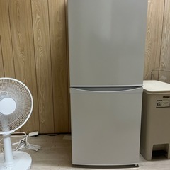 冷蔵庫　　142L（冷蔵室90L冷凍室52L）